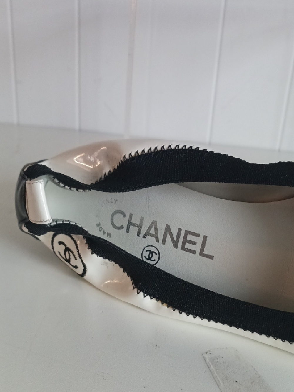 CHANEL NEW WHITE/ BLK PATENT BALLET FLATS. - Picture 5 of 9